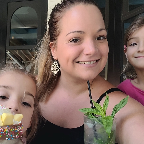 Meet your Posher, Chrystal - Picture 1 of 2